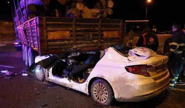 Otomobil tırın dorsesinin altında girdi