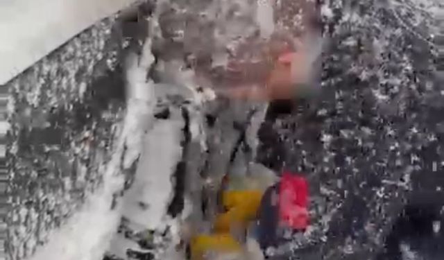 Bolu’da karda kalan ambulans zincirle hastaya ulaştı