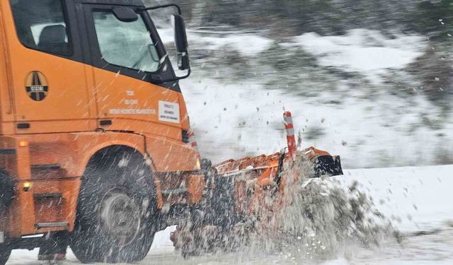 Zonguldak'ta ekiplerin karla mücadele çalışmaları sürüyor