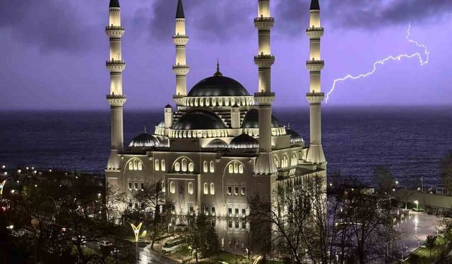 Zonguldak'ta şimşekler geceyi aydınlattı