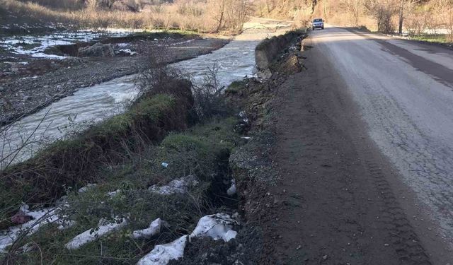 Alaplı'da çay kenarında istinat duvarı çöktü