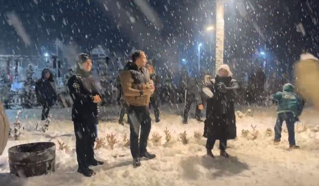Bartın'da ilçe protokolü vatandaşlarla kartopu oynadı