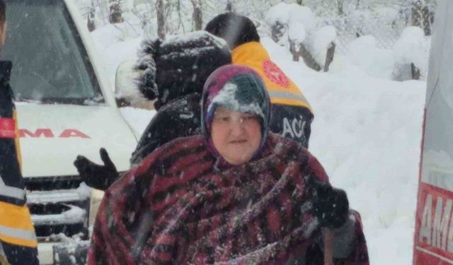 Bartın'da kar kalınlığı 120 santimetreyi aştı