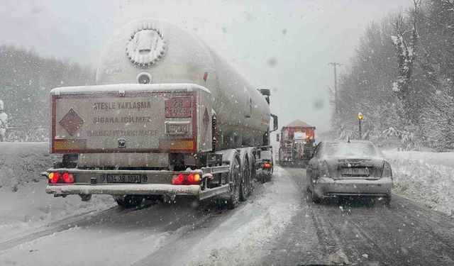 Bolu Dağı’nda rampada kalan tırlar trafiği kilitledi