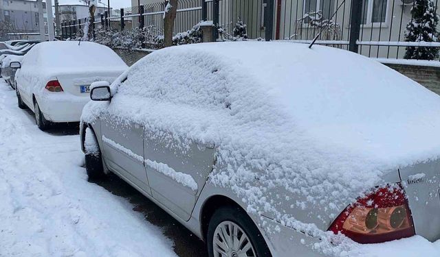 Gece başlayan kar Bolu’yu beyaza bürüdü