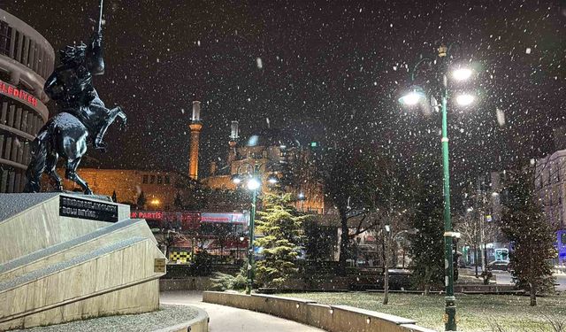 Bolu'da gece saatlerinde  kar yağışı başladı