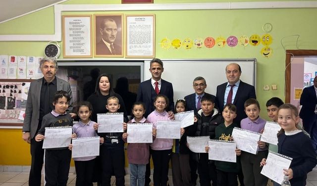 Kaymakam Kaya öğrencilerin karne sevincine ortak oldu