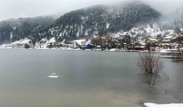 Buz tutan Çubuk Gölü kartpostallık görüntüler sundu