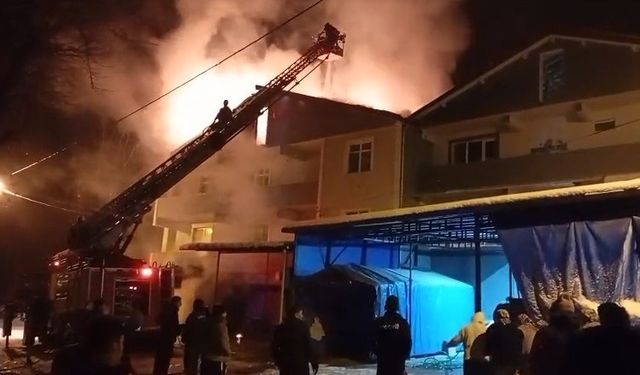 Gökçebey'de 3 katlı binanın çatısı alev alev yandı