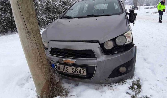 Mudurnu’da kaygan zeminde otomobiller çarpıştı