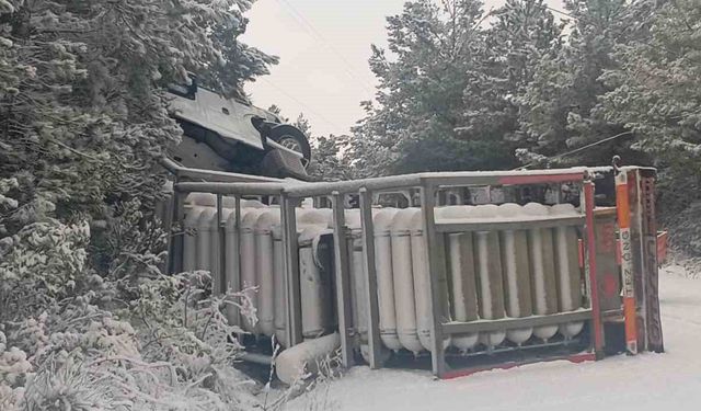 Buzlanma nedeniyle KARGAZ doğalgaz tırı devrildi