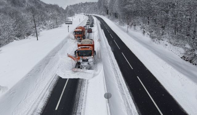 Karla kaplı Bolu Dağı'nda 'Kar kaplanları' böyle yolu açtı