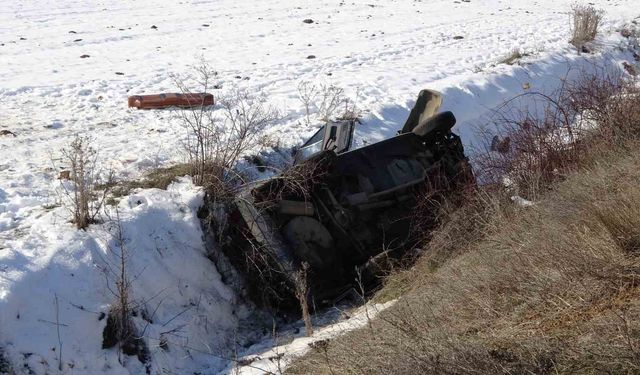 Kaza yapan Fiat Tofaş marka otomobil şarampole yuvarlandı