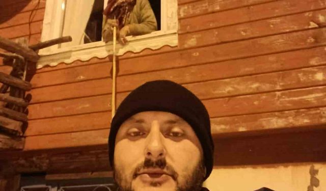 Kar negeline rağmen yaşlı kadının ilaçlarını muhtar getirdi