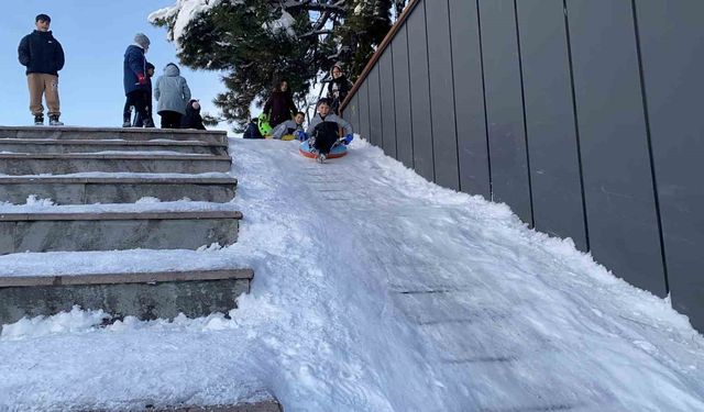 Bolu’da kent meydanı merdivenleri kayak pistine döndü