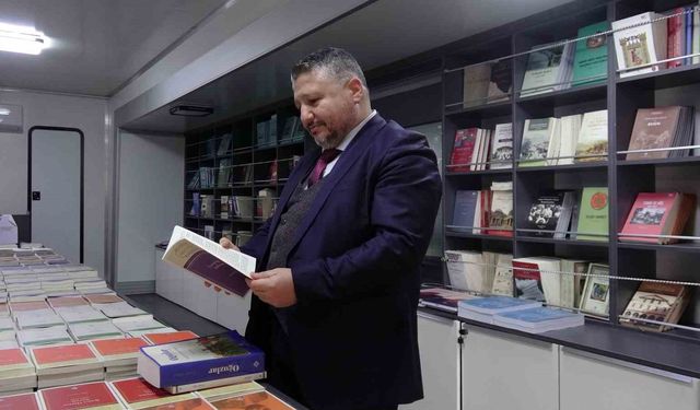 Mobil kitap mağazasına vatandaşlardan yoğun ilgi