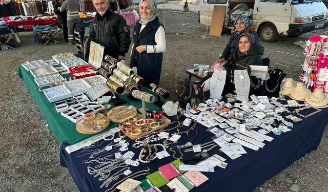 Mollabey'de ucuzluk pazarı yoğun ilgi görüyor