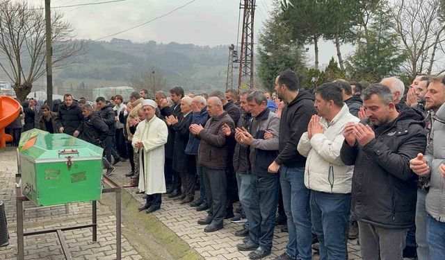 Ereğli'de bir otomobil tıra ok gibi saplandı