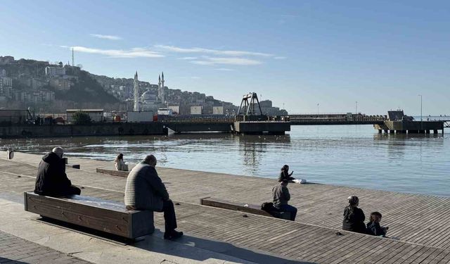 Sıcak havayı görenler sahile koştu