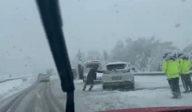 TEM Otoyolu Bolu geçişinde yoğun kar esareti