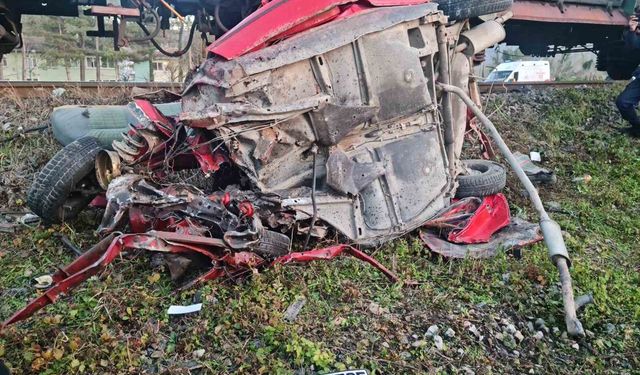 Yük treni hemzemin geçitte otomobile çarptı: 1 ölü
