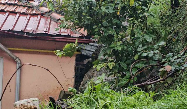Zonguldak’ta kaya ve toprak iki evin üzerine devrildi