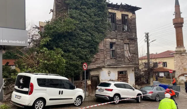 Namazdayken park ettiği aracın üzerine bina çöktü