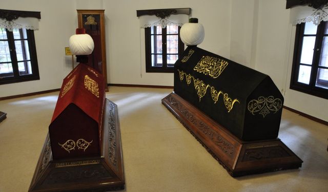 Akşemseddin Türbesi’nde sandukalar dikkat çekiyor