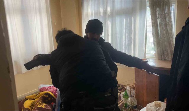 Balkondan tırmanıp girdiği evde 2 gün yaşadı