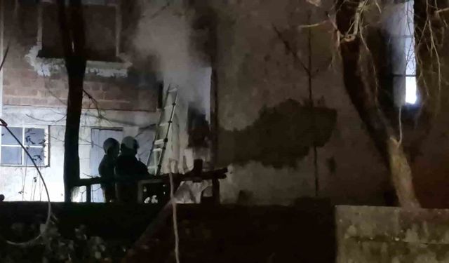 Evde çıkan yangın itfaiyenin hızlı müdahalesiyle söndürüldü