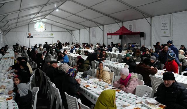 Tanju Özcan iftarda vatandaşlara yemek dağıttı