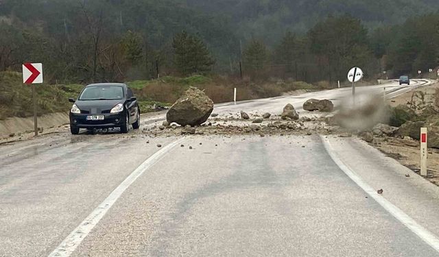 Göynük’te yağış sonrası dağdan kaya düştü