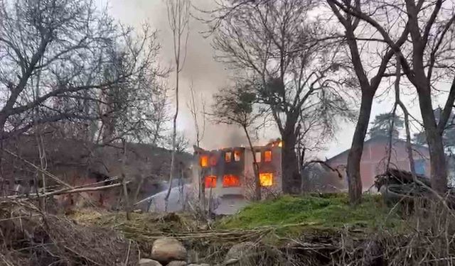 Mudurnu’da iki katlı ev alevlere teslim oldu