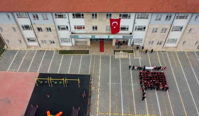 Bolu'da özel öğrencilerden anlamlı bayrak koreografisi