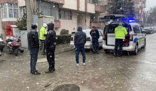 Motosiklet otomobille çarpıştı, Park halindeki araca vurdu