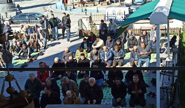 Devrek Ramazan ayının ilk Cuma namazı kılındı