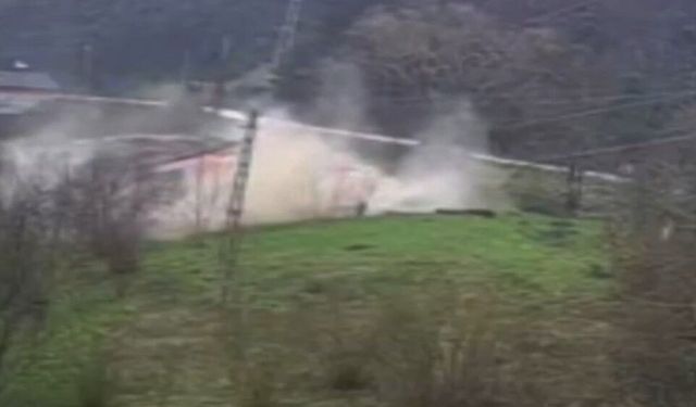 Cide’de tahliye edilen ev heyelanla çöktü