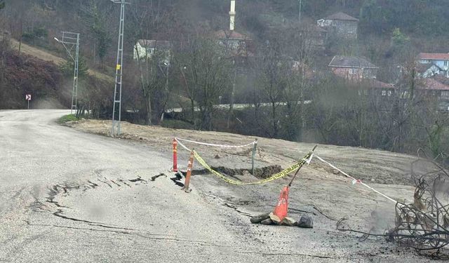 Çatalzeytin’de grup köy yolunda heyelan