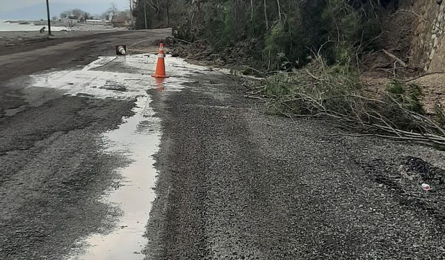 Çatalzeytin’de heyelan karayolunu ulaşıma kapattı