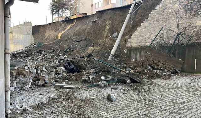 Tosya’da istinat duvarı çöktü, 7 araç hasar gördü