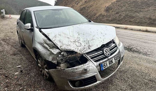 Kastamonu’da kontrolden çıkan otomobil refüje çarptı