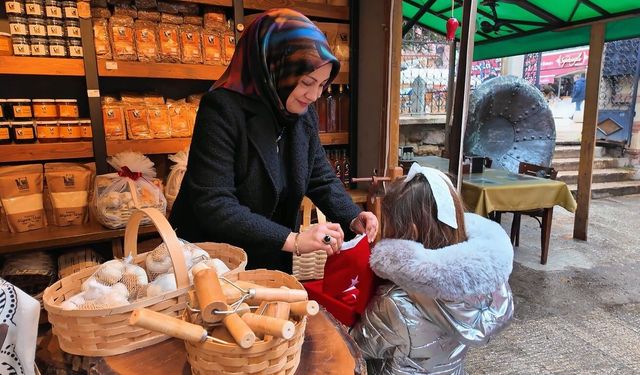Anaokulu öğrencileri Türk bayrağı dağıttı