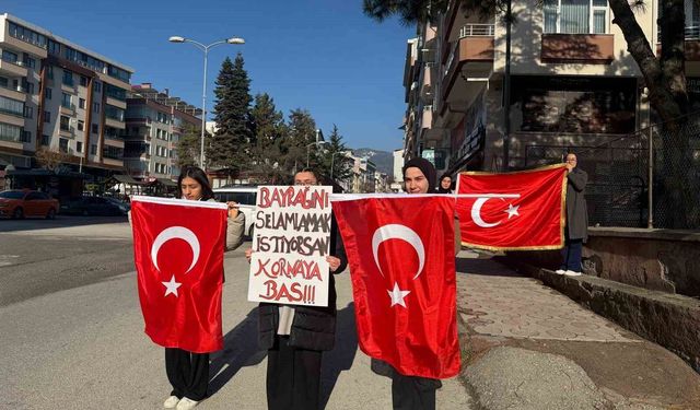 Öğrencilerin bayrak sevgisini sürücüler karşılıksız bırakmadı