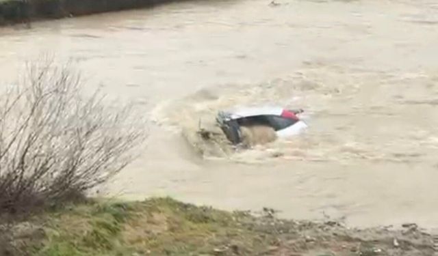 Kontrolden çıkan otomobil dere yatağına devrildi