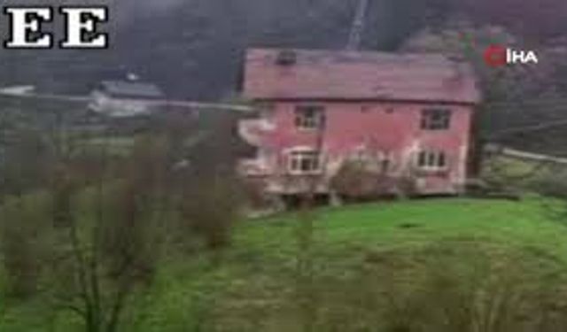 Cide’de tahliye edilen iki katlı ev böyle çöktü