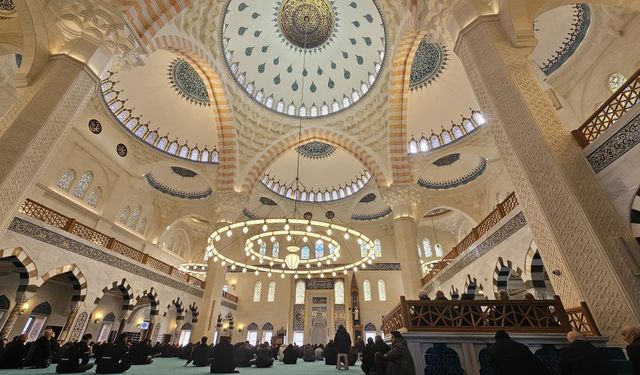 Şehrin sembol camiinde ilk cuma heyecanı