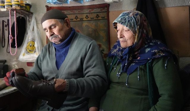 64 Yıldır Her Sabah Dükkanını Eşiyle Açıyor
