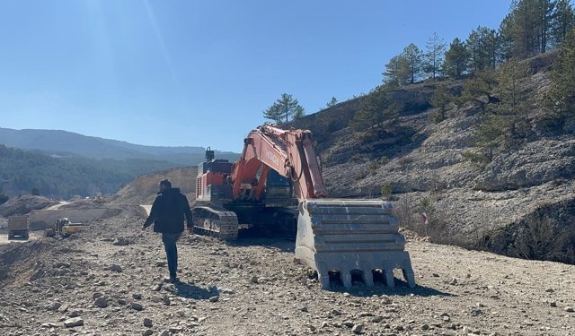 Yol çalışmasındaki iş makinesini soydular!