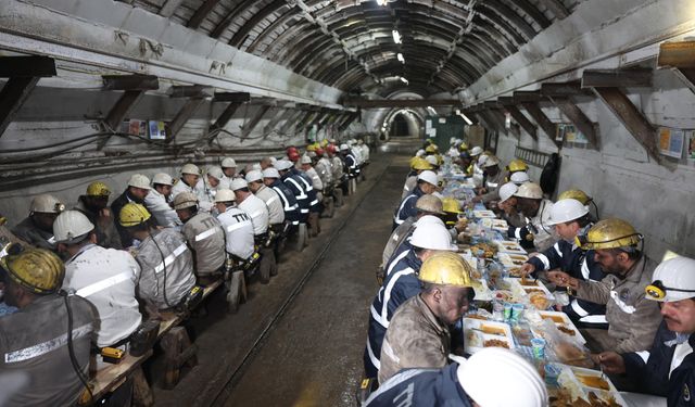 Bakan Bayraktar, madencilerle yer altında iftar yaptı