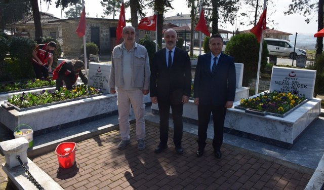 Bartın'da şehit mezarlıkları bayrama hazır